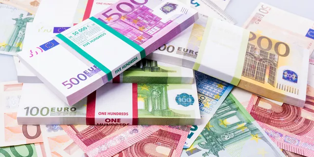 Euro Bertahan Di Atas Paritas Menjelang Pertemuan ECB
